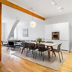 Spacious 3bd Two Level Close To Centre דירה טרומסה