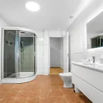 Spacious 3bd Two Level Close To Centre * טרומסה