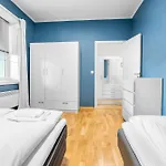 Spacious 3bd Two Level Close To Centre דירה *