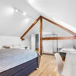 Spacious 3bd Two Level Close To Centre דירה טרומסה
