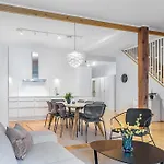 Spacious 3bd Two Level Close To Centre * טרומסה