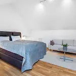 Spacious 3bd Two Level Close To Centre