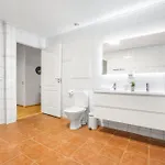 Spacious 3bd Two Level Close To Centre דירה