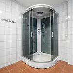 Spacious 3bd Two Level Close To Centre דירה *