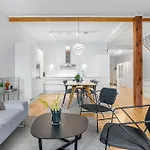 Spacious 3bd Two Level Close To Centre * טרומסה