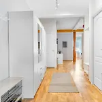 Spacious 3bd Two Level Close To Centre דירה *