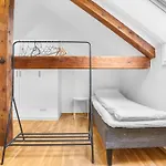 Spacious 3bd Two Level Close To Centre דירה