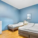 Spacious 3bd Two Level Close To Centre דירה טרומסה
