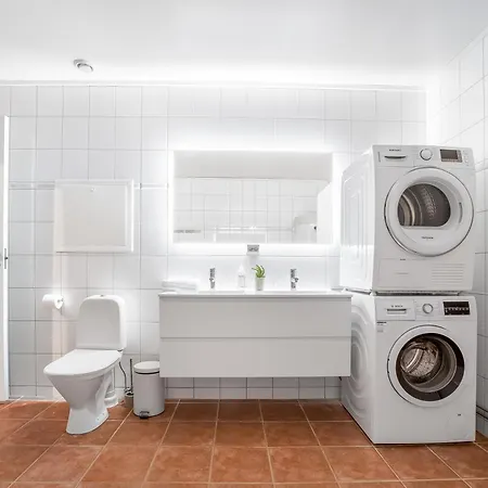 Spacious 3bd Two Level Close To Centre טרומסה