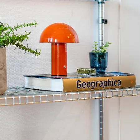 Spacious 3bd Two Level Close To Centre * טרומסה