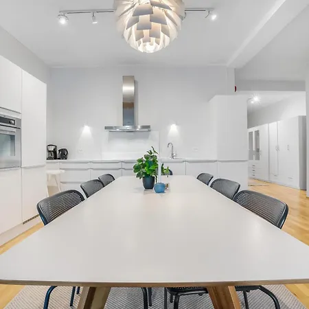 Апартаменты Spacious 3bd Two Level Close To Centre