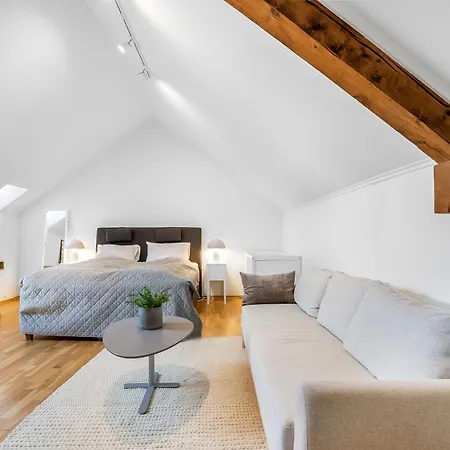 Spacious 3bd Two Level Close To Centre דירה *