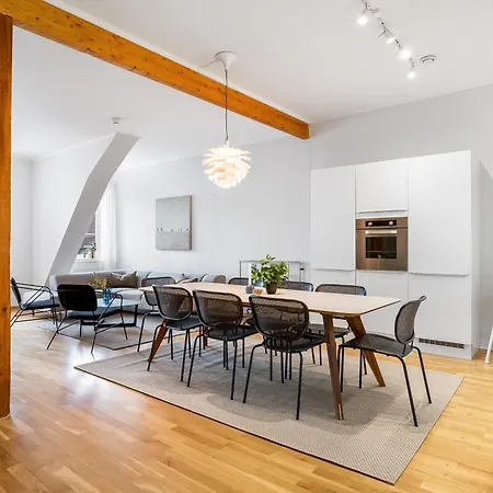 Spacious 3bd Two Level Close To Centre דירה טרומסה