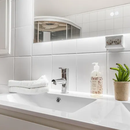 Spacious 3bd Two Level Close To Centre