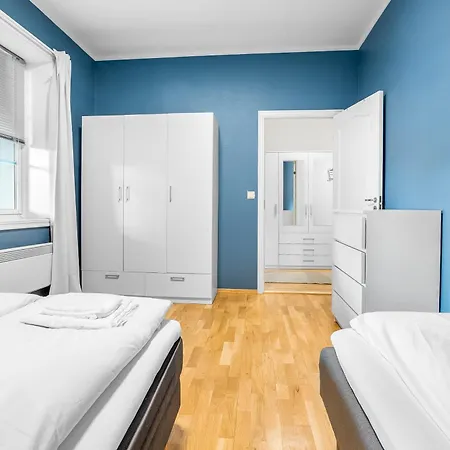 Spacious 3bd Two Level Close To Centre דירה *