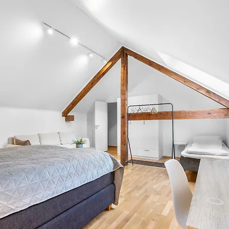 Spacious 3bd Two Level Close To Centre דירה טרומסה