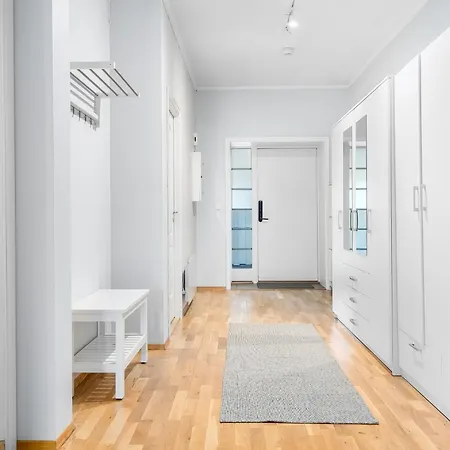 Spacious 3bd Two Level Close To Centre *