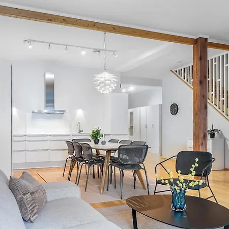 Spacious 3bd Two Level Close To Centre * Тромсё