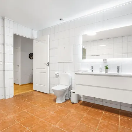 Spacious 3bd Two Level Close To Centre Appartement