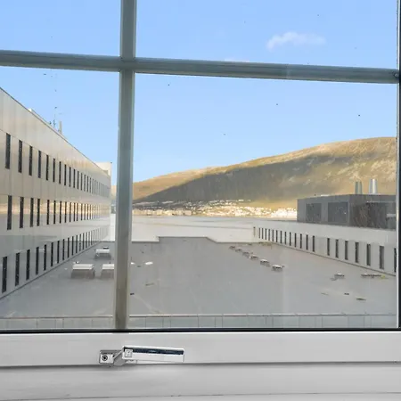 Spacious 3bd Two Level Close To Centre Тромсё