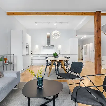 Spacious 3bd Two Level Close To Centre * טרומסה