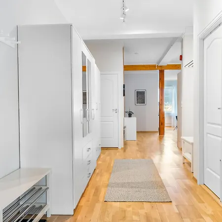 Spacious 3bd Two Level Close To Centre דירה *