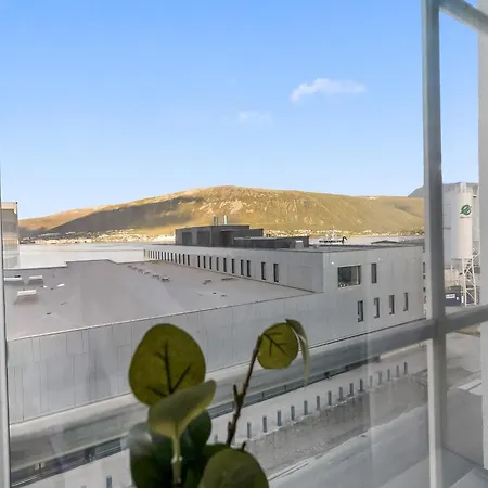 Spacious 3bd Two Level Close To Centre *