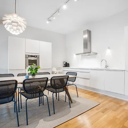 Spacious 3bd Two Level Close To Centre * Тромсё