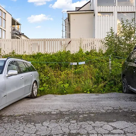 Spacious 3bd Two Level Close To Centre טרומסה