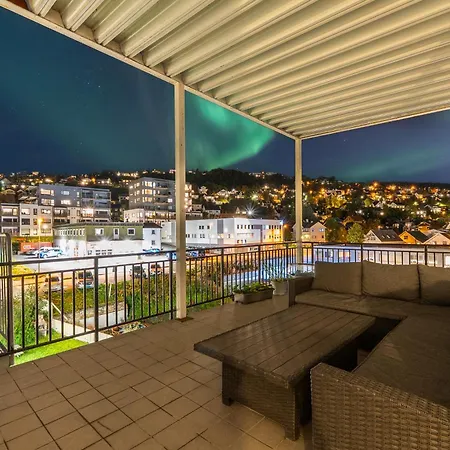 Spacious 3bd Two Level Close To Centre *