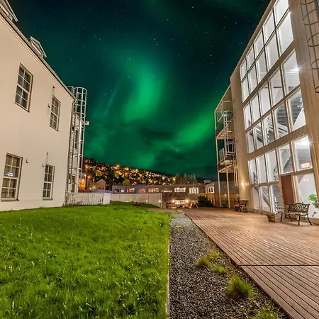 Spacious 3bd Two Level Close To Centre Τρόμσο