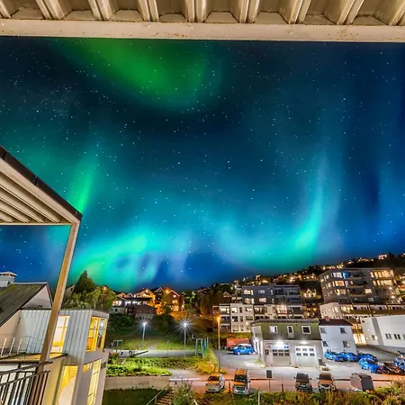 Spacious 3bd Two Level Close To Centre דירה