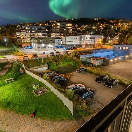 Spacious 3bd Two Level Close To Centre * Тромсё