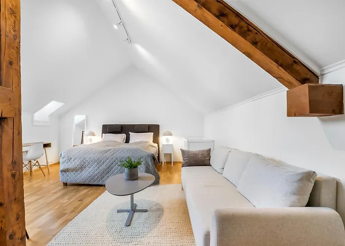 Spacious 3bd Two Level Close To Centre Διαμέρισμα *