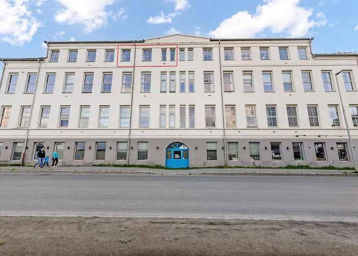 Spacious 3bd Two Level Close To Centre *