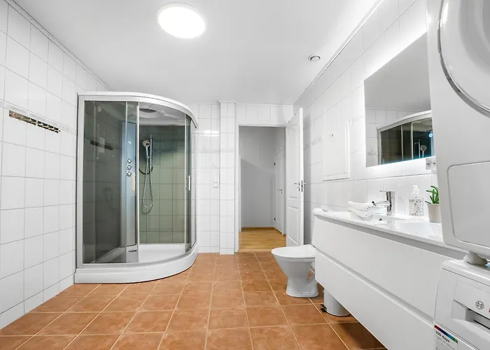 Spacious 3bd Two Level Close To Centre * トロムソ
