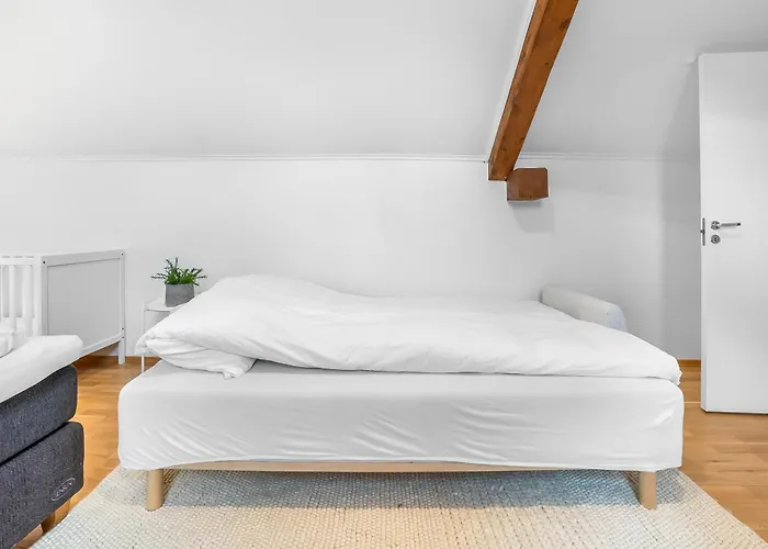 Spacious 3bd Two Level Close To Centre Διαμέρισμα