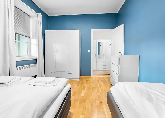 Spacious 3bd Two Level Close To Centre Διαμέρισμα *