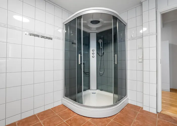 Spacious 3bd Two Level Close To Centre Διαμέρισμα *