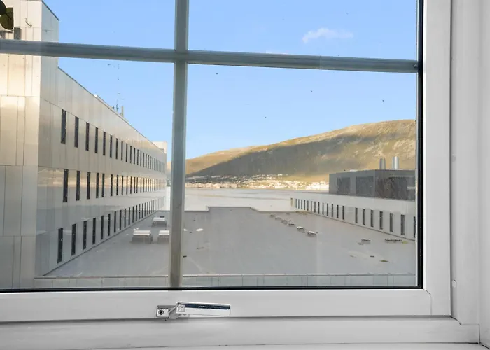 Spacious 3bd Two Level Close To Centre Τρόμσο