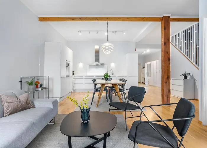 Spacious 3bd Two Level Close To Centre * Τρόμσο