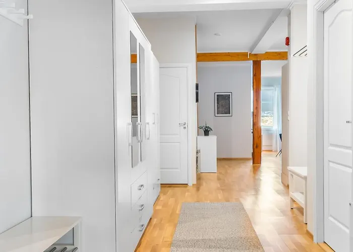 Spacious 3bd Two Level Close To Centre アパート *