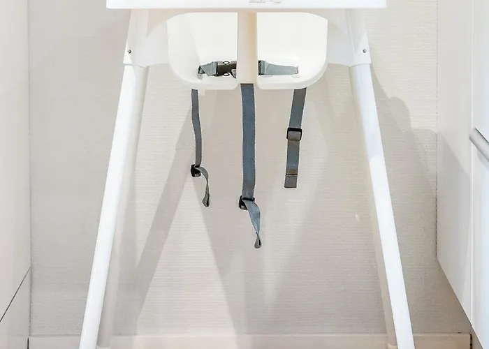 Spacious 3bd Two Level Close To Centre Τρόμσο