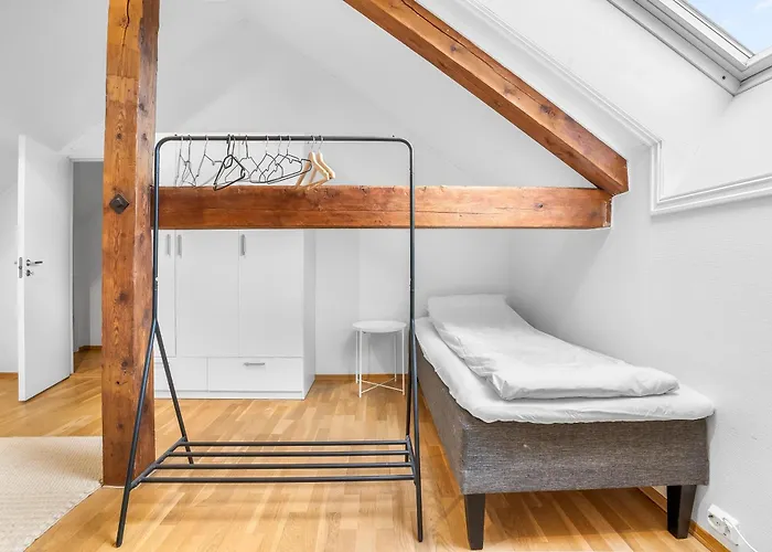 Spacious 3bd Two Level Close To Centre Διαμέρισμα