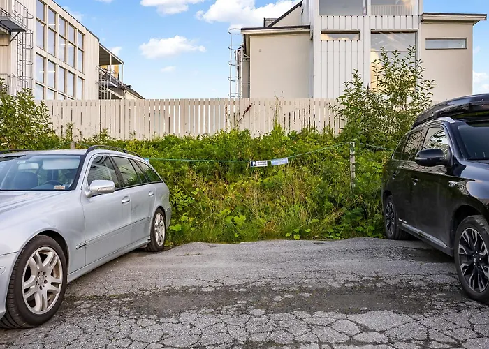 Spacious 3bd Two Level Close To Centre Τρόμσο