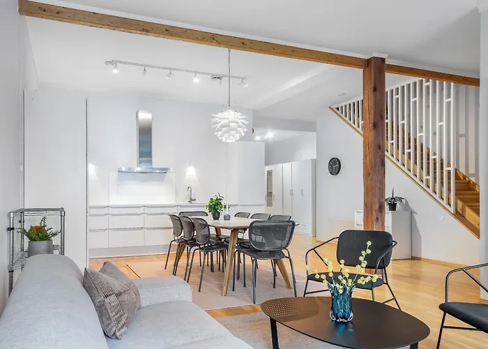 Spacious 3bd Two Level Close To Centre * Tromsø
