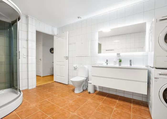 Spacious 3bd Two Level Close To Centre Apartamento